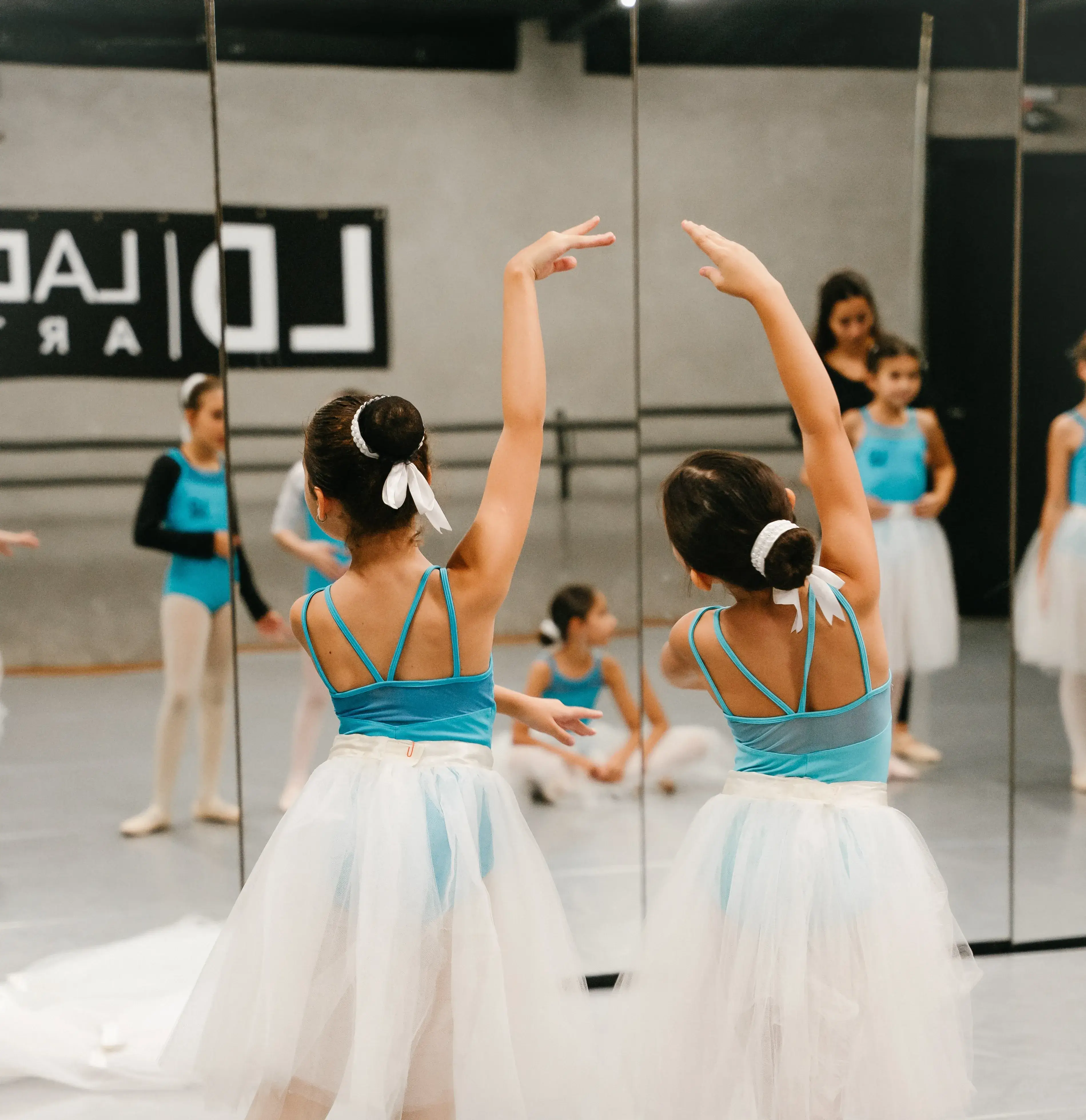 Bailarina em movimento expressivo