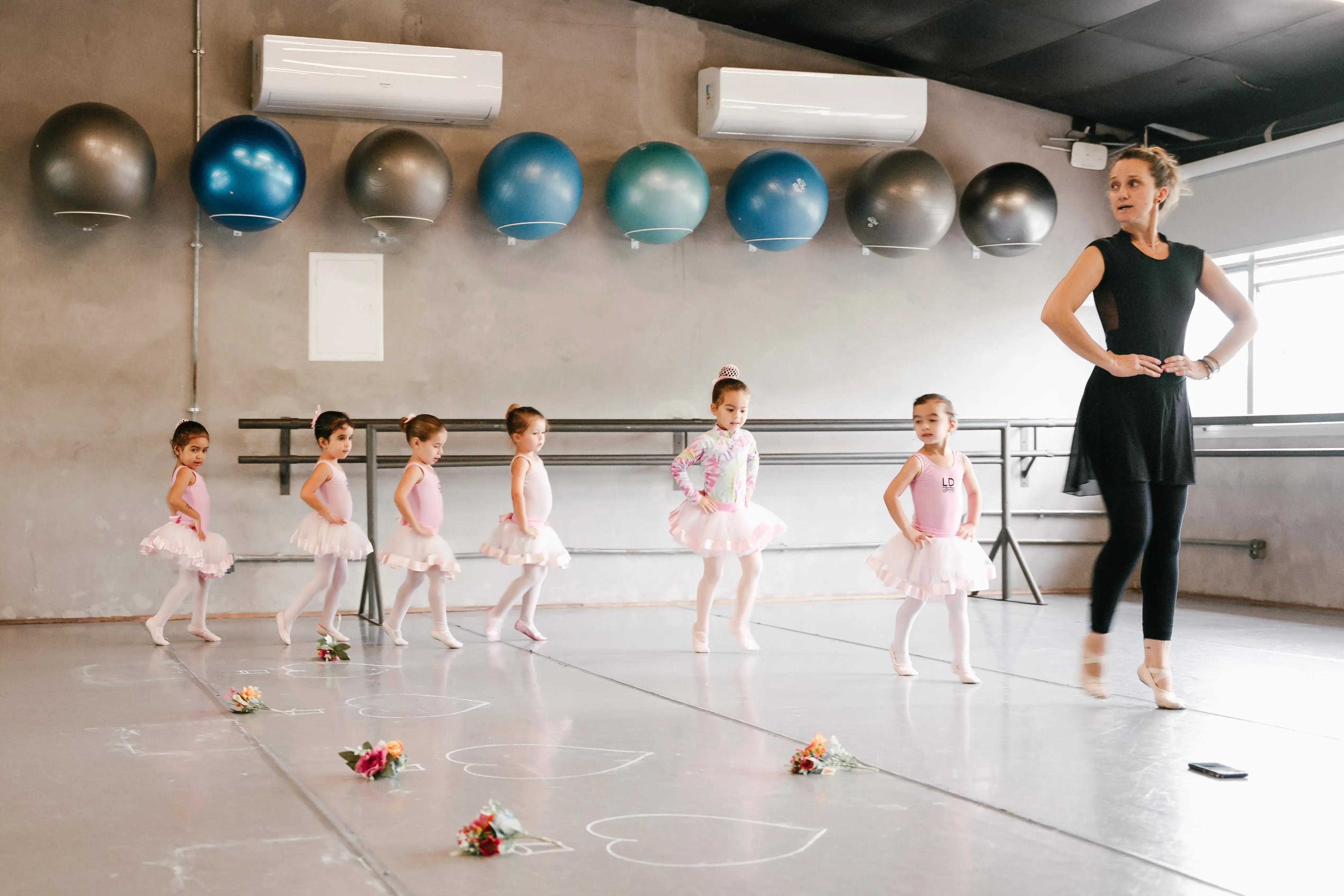 Aula de ballet com crianças pequenas