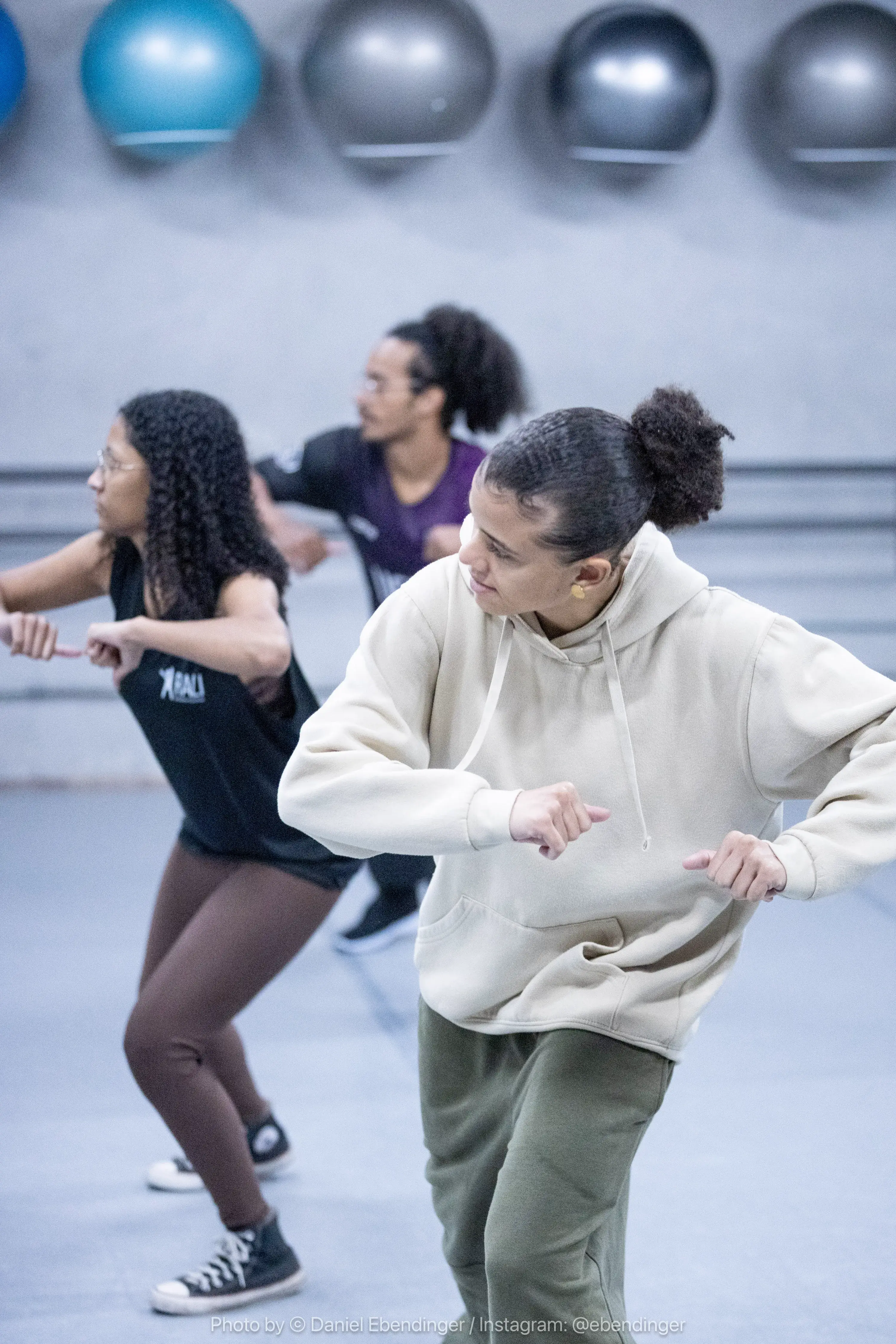 Grupo praticando dança urbana