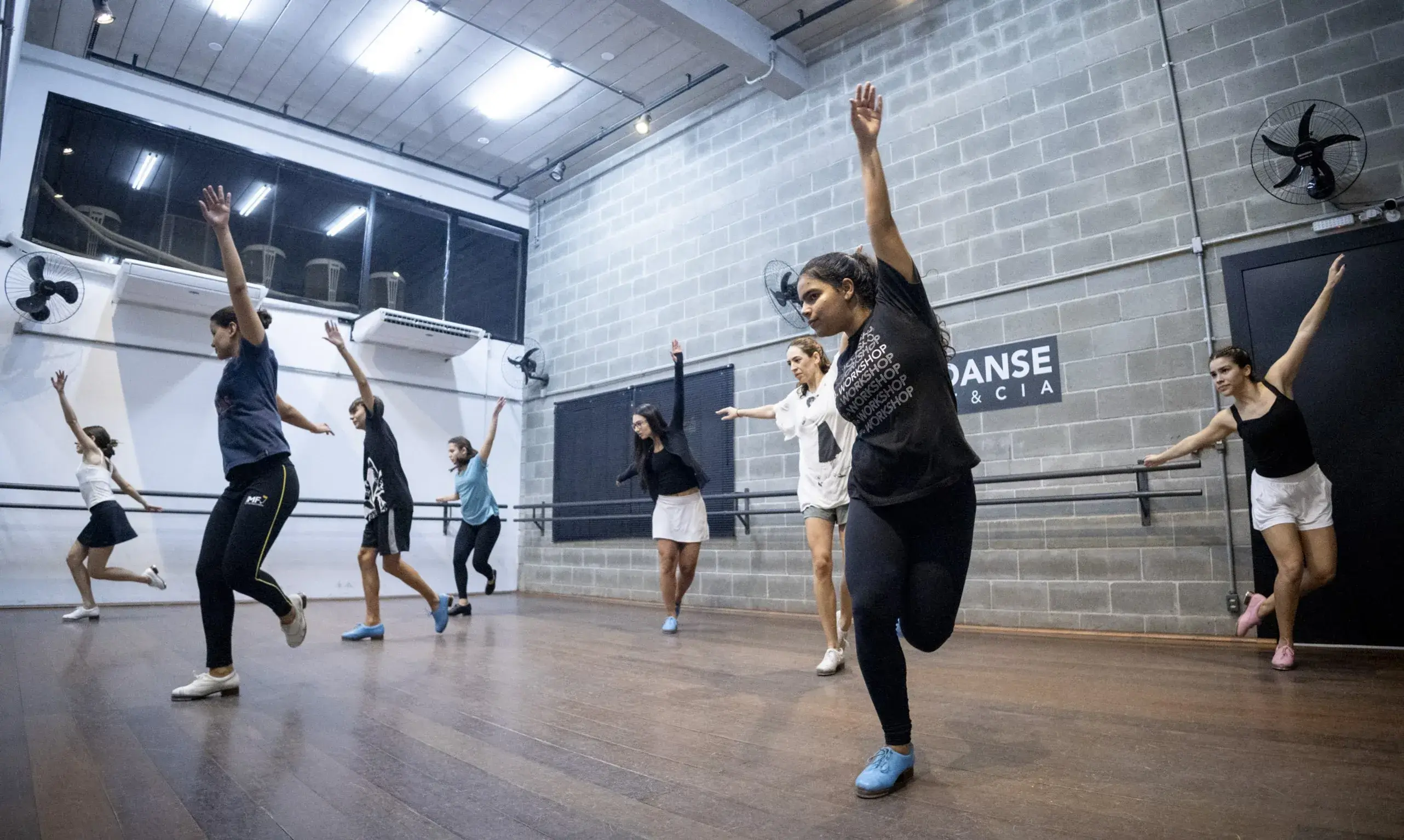 Jovens bailarinas em dança contemporânea